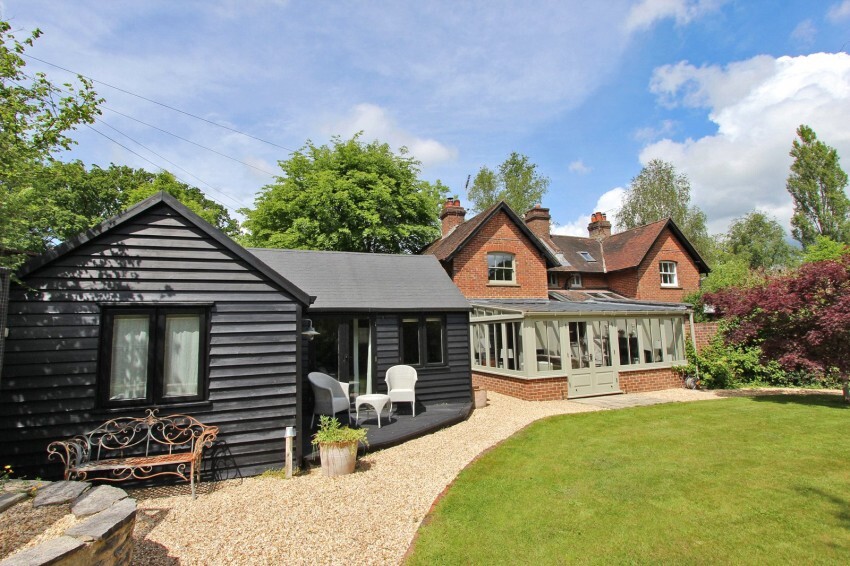 Junction Cottages, holiday cottage and cabin in Brockenhurst, sleeps 10 by NewFo.rest